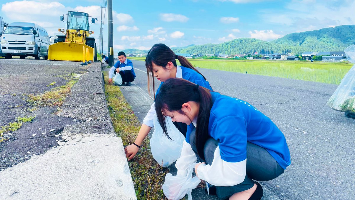Netz_Fukui's tweet photo. おはようございます！
今日は町いちばん清掃でした！
田植えが終わった田んぼや、よく伸びた雑草など夏に向かっていくのを感じますね(｀・ω・´)

取れるゴミがだいぶ減ってきた気がします！

新型、清水。

#地域清掃 #地域貢献 #トヨタ #ネッツトヨタ福井 https://t.co/AA4OWhtBXs