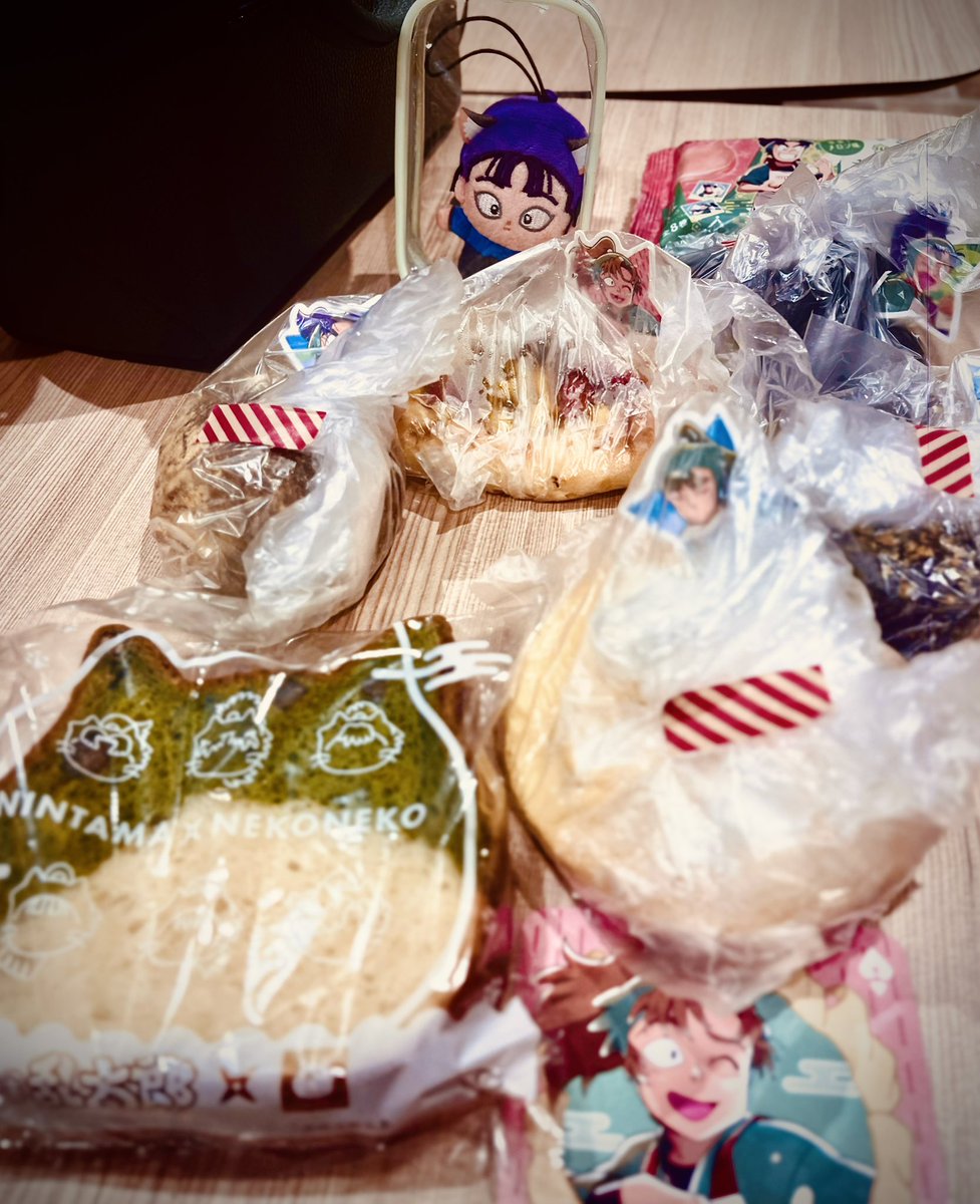 hoshikoalien's tweet photo. 写真ちょっとアレなんですけど、このまま帰宅しないので一旦。家帰ってる頃には形崩れちゃってる(焼き立てのため)߹ᯅ߹
ノベルティは伊作でした https://t.co/JxYVK2z3IC