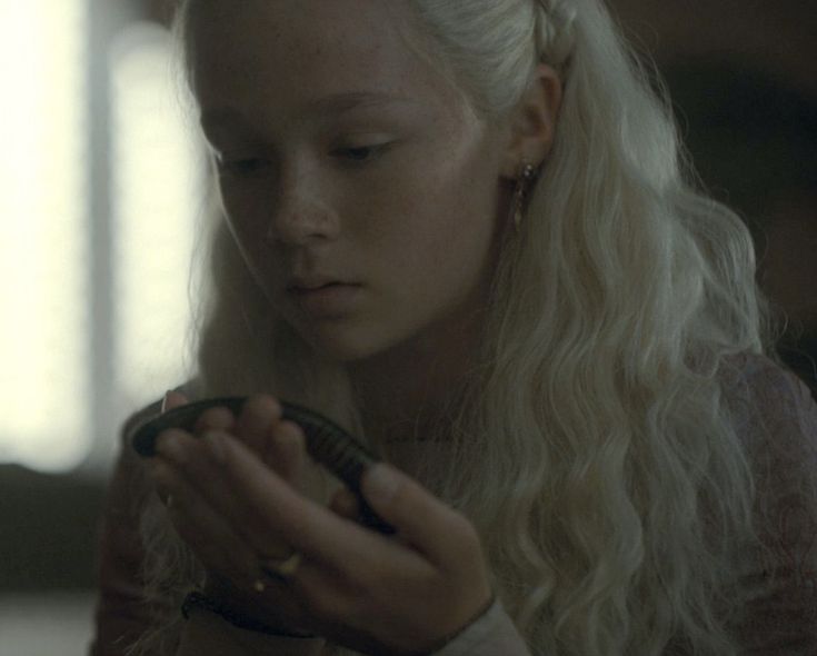 venussdreams's tweet photo. helaena my baby :( https://t.co/Kc57g5Kr6D