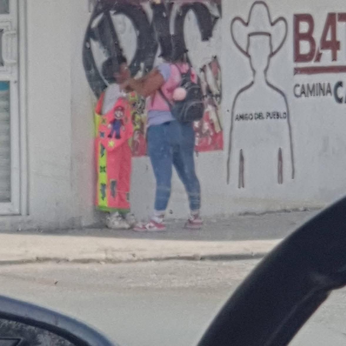 VigiaCiudadano7's tweet photo. 🚦 “CON LA CARITA PINTADA Y EL CORAZÓN LLENO DE ESPERANZA”: MADRE E HIJO PAYASITOS LUCHAN JUNTOS POR SALIR ADELANTE EN LAS CALLES DE #CANCÚN🚦

Cada día, entre semáforos y avenidas de Cancún, una madre y su pequeño hijo se visten de payasitos para salir a ganarse la vida. Mientras muchos niños juegan o descansan en casa, él acompaña a su mamá bajo el sol, regalando sonrisas a cambio de unas monedas.

Detrás de cada maquillaje y cada acto improvisado, se esconde una historia de esfuerzo, necesidad y amor. Porque a veces la vida no ofrece las mismas oportunidades para todos, pero aun así hay quienes siguen luchando juntos, sin perder la esperanza.