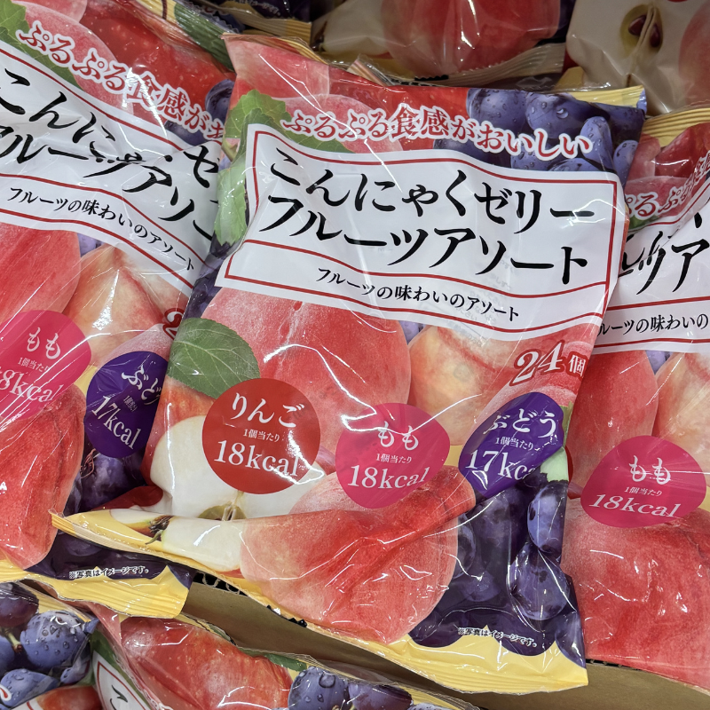 Seiyu_Japan's tweet photo. 暑くなってくるこの季節は、トライアルオリジナルの「こんにゃくゼリー」がおすすめ💁‍♀️
さっぱり食べられて満足感もあるので、夏のおやつにいかがでしょうか。
りんご、もも、ぶどうの３種類の味をお楽しみいただけます🍎🍑🍇
ぜひご賞味ください✨ https://t.co/ocaTX2H4hc