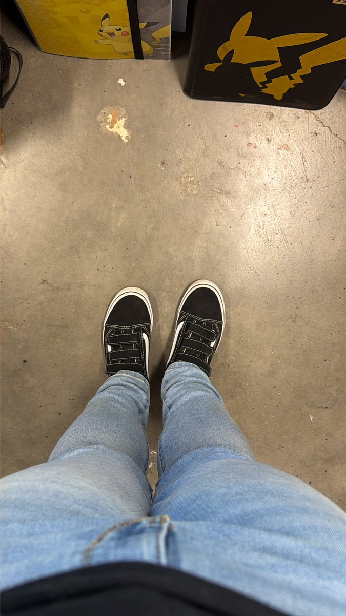 MayPodi's tweet photo. Picked up a shift at the card shop. Someone send me $200 so I can go home. #findom #feetfetısh #feetworshi̇p #nerd https://t.co/fnoafcR71k