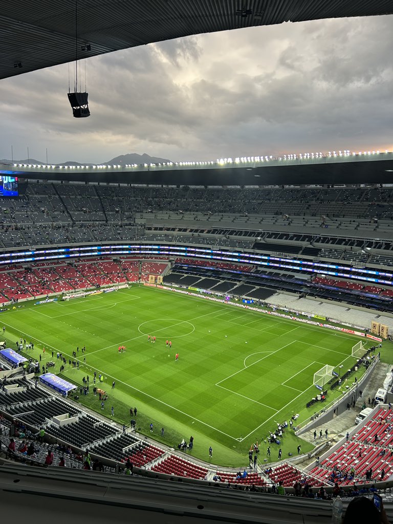 christianelguea's tweet photo. En una hora arrancamos transmisión del @CruzAzul vs @Chivas por @WRADIOMexico @deportesWRADIO junto a @capibeltran y @JoeMorales_10.

La alegría de volver a narrar desde el coloso varios años después. 🤩🙏. https://t.co/mOEI5IgmI6