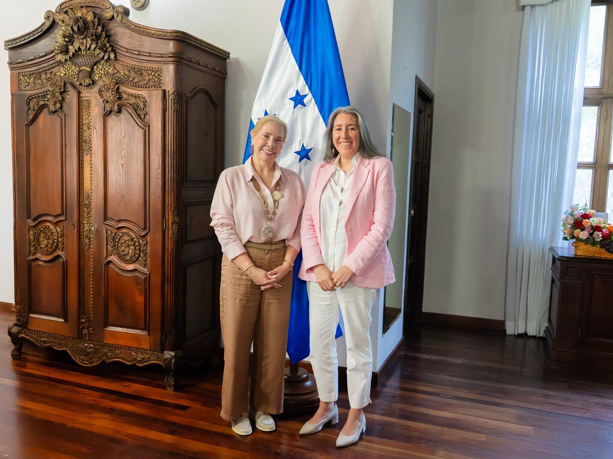 MarianaRendonD's tweet photo. Muy agradecida con la Primera Dama de Honduras, @lissetteasfura, por este primer encuentro con @OIMhonduras. Ha sido un diálogo cercano y constructivo para seguir sumando esfuerzos en favor de la niñez y las mujeres retornadas en el país. https://t.co/SLmTHu1DOJ