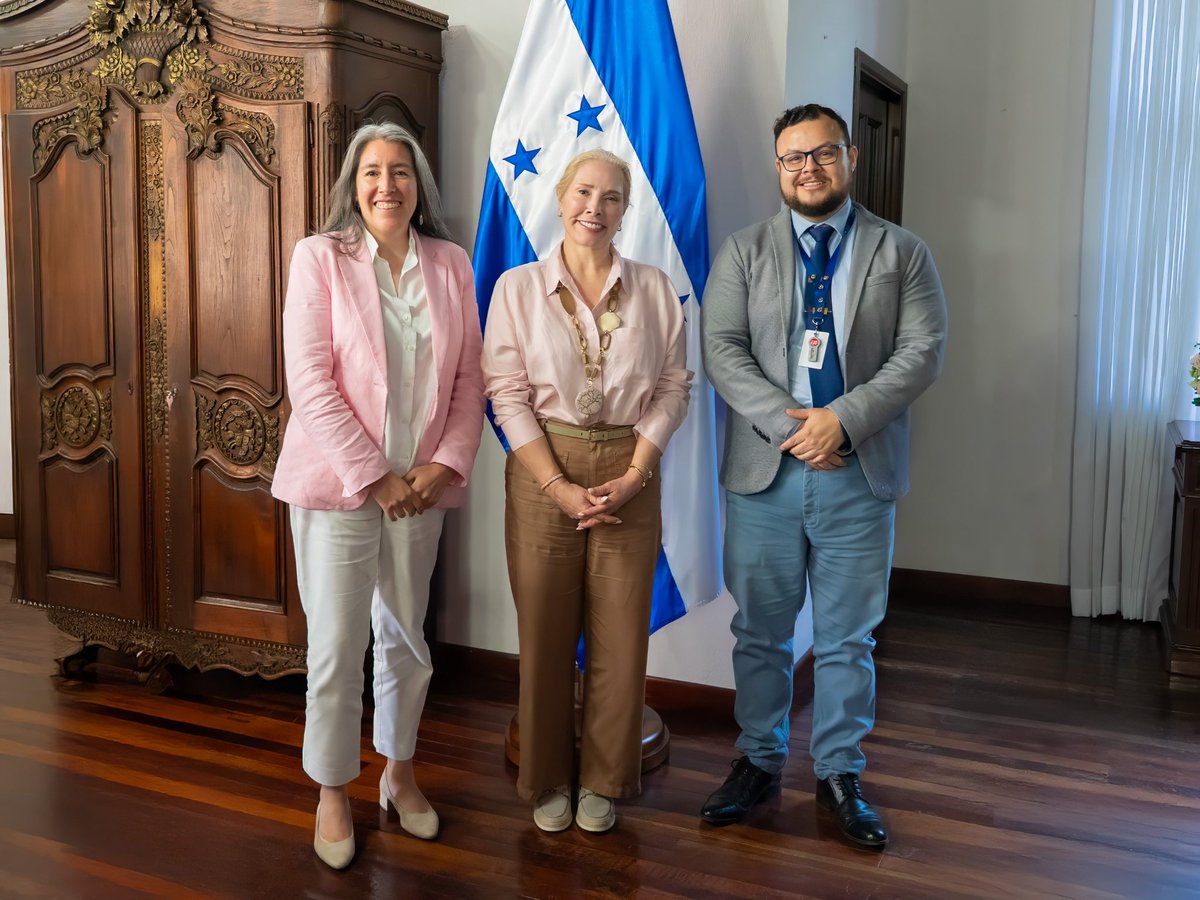 MarianaRendonD's tweet photo. Muy agradecida con la Primera Dama de Honduras, @lissetteasfura, por este primer encuentro con @OIMhonduras. Ha sido un diálogo cercano y constructivo para seguir sumando esfuerzos en favor de la niñez y las mujeres retornadas en el país. https://t.co/SLmTHu1DOJ