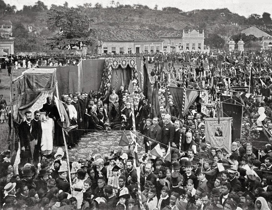 FotosDeFatos's tweet photo. Fio • A Missa campal em São Cristóvão celebrando a Abolição da Escravidão no Brasil, em 17 de Maio de 1888. © Antonio Ferreira

É possível identificar a presença da Princesa Isabel, do Conde D’Eu, Marechal Hermes Ernesto da Fonseca, Machado de Assis, José de Miranda da Silva... https://t.co/F1dk0vDusF