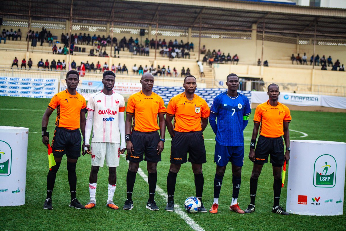 ViewsXarala's tweet photo. 27ème journée @LSFP_sn
@us_ouakam vs @usgoreefootsa
Les requins de @us_ouakam inflige une défaite 2-0 aux insulaires de @usgoreefootsa, qui voit leur chance de remporter le titre s'éloigner.
CP: @ViewsXarala @LEOFOOTsn
#FootLocalSn #senegal #lsfp #galsen #match https://t.co/DeAMgStJEA