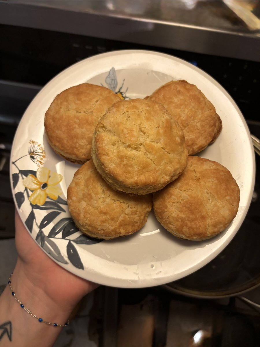 _artbysam_'s tweet photo. sourdough discard biscuits🤤 https://t.co/1GfdpciK5Y