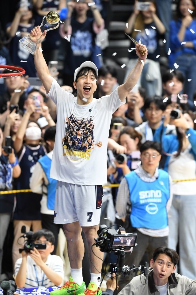 heocheonsa95's tweet photo. ‘The King’ 허훈, ‘파엠’과 함께 진정한 KBL의 왕으로…“우승 위해 KCC 선택, 스스로 증명한 것 같아 기뻐” [KCC V7]

https://t.co/zSd7wti4rb https://t.co/u676F9ZAGk