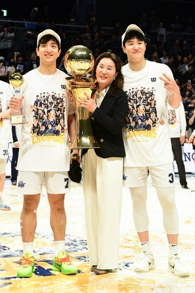heocheonsa95's tweet photo. ‘The King’ 허훈, ‘파엠’과 함께 진정한 KBL의 왕으로…“우승 위해 KCC 선택, 스스로 증명한 것 같아 기뻐” [KCC V7]

https://t.co/zSd7wti4rb https://t.co/u676F9ZAGk