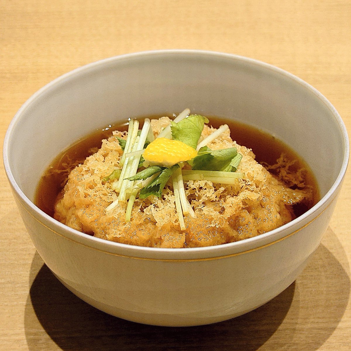 kandayabusoba's tweet photo. 〆はせいろう！でも天ぷらそばや鴨南蛮も捨て難い…

そんな時は #天抜き #鴨抜き はいかがでしょうか。

天抜き・鴨抜きとは天ぷらそば・鴨南蛮のお蕎麦を抜いた椀物です。

お蕎麦とご一緒に、お酒のお供にいかがでしょうか🤗

#かんだやぶそば ⁡⁡⁡ https://t.co/ZEZr12YeMK