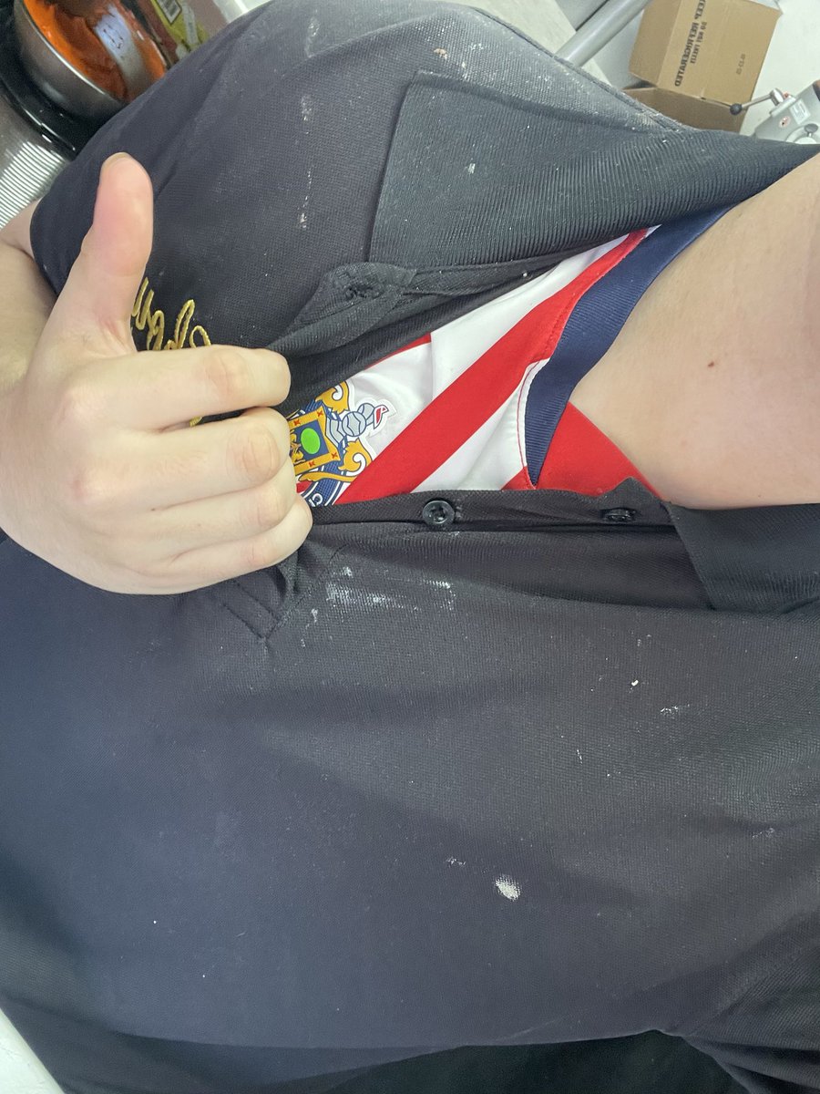 Just_8choa's tweet photo. @Chivas En el trabajo pero con la rojiblanca bien puesta https://t.co/FdTnX7B1Yd