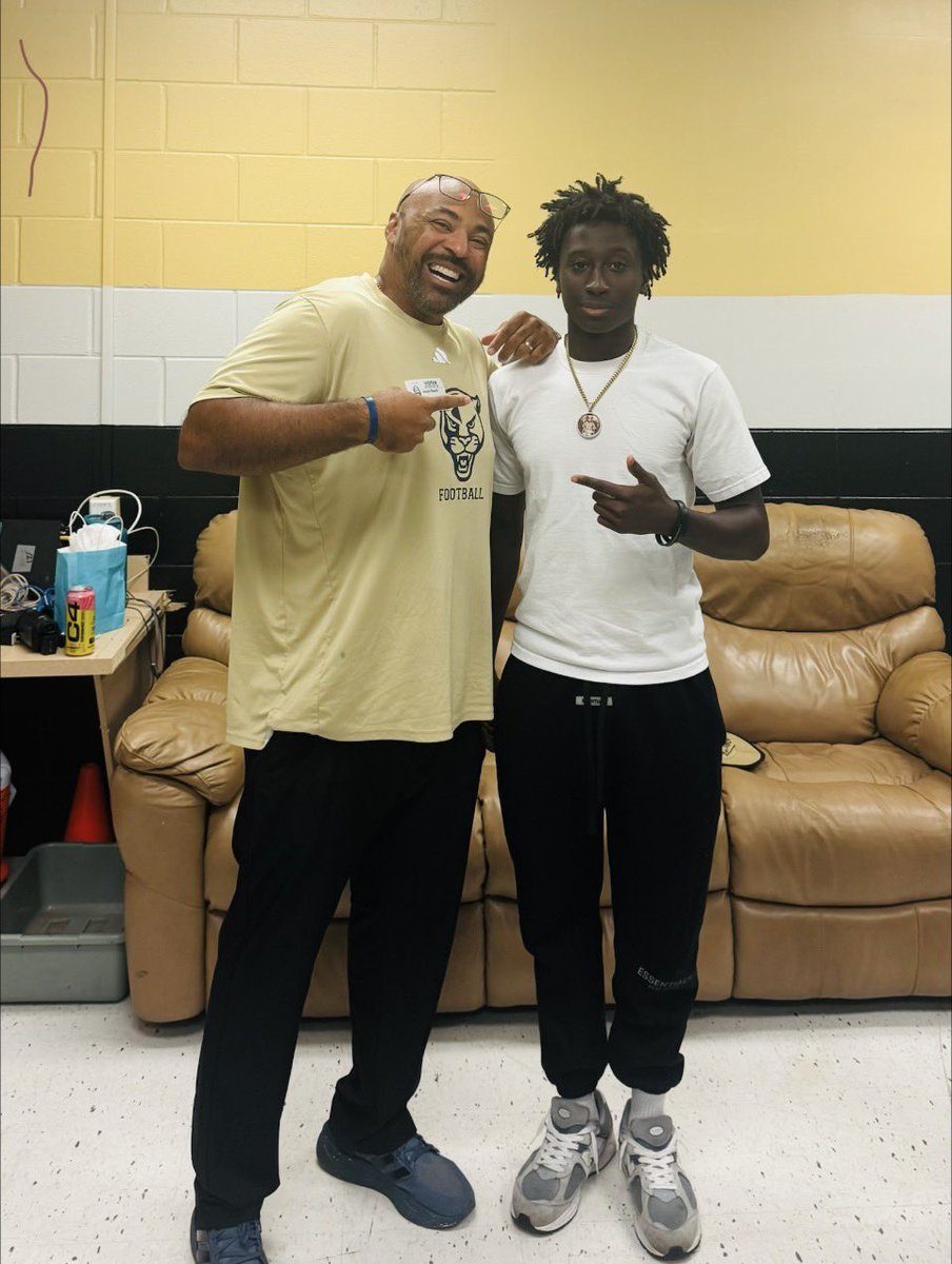 GamahielT's tweet photo. Thank coach @Coach_Dewitt for coming by to talk to me and watch my practice! Can’t wait to keep building this relationship 💯
@FIUFootball #PawsUp https://t.co/3x1UI6O8RU