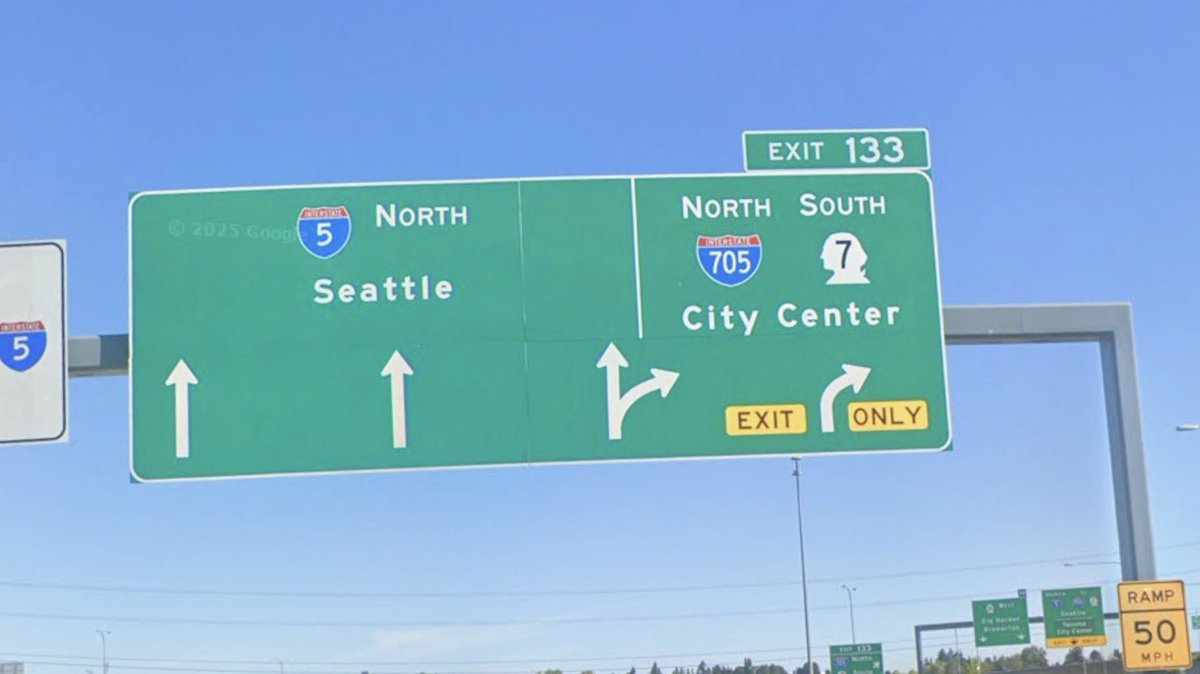 jakeroot's tweet photo. @NEWSGUYSULLY @KIRONewsradio This sign should be used. But it’s not required since 18 isn’t an interstate.

Funny enough, WSDOT has installed numerous “white on green” down arrows over option lanes since they were disallowed in 2009. But up arrows are apparently a luxury. So they just stopped signing them. https://t.co/KKXFBxSVEN