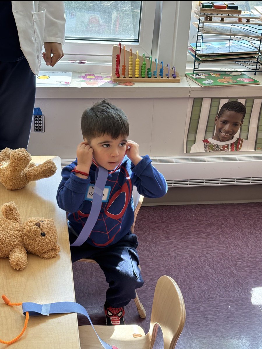 MPkd24's tweet photo. Q369 Students received a visit from the Teddy Bear Clinic.  Medical students from Ross University School of Medicine, aspiring to be pediatricians, showed them how to take care of bears. https://t.co/qDvOAXqhcN