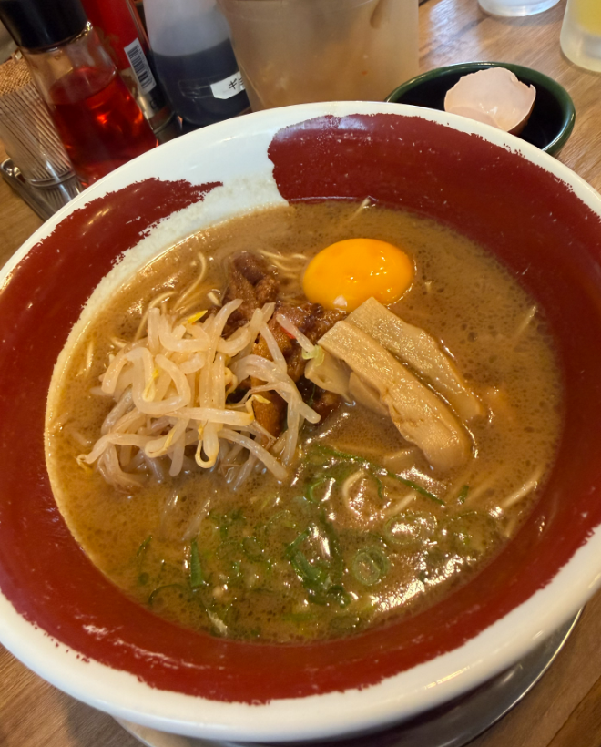 aimari_c's tweet photo. 徳島出張の合間に、徳島ラーメン🍜
甘辛いお肉と濃厚なスープ、旨し！ https://t.co/HrQSP0Qa68