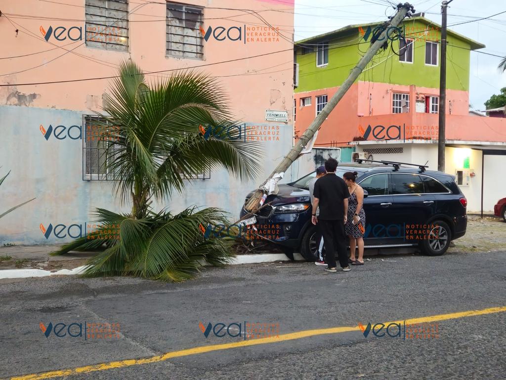 VerEnAlerta's tweet photo. #PonteAlerta

Una camioneta se estrelló contra un poste y una palmera en la avenida Vendrell, en el infonavit Medano del Perro.

No hay lesionados.

#VEAInforma #Veracruz #Comparte https://t.co/zwXCFoD6K3