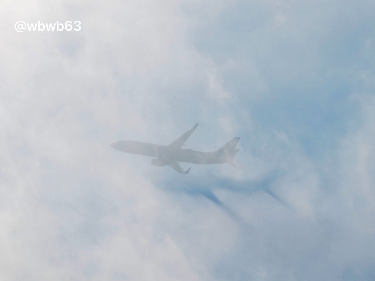 WBWB63's tweet photo. 飛行機に伴走する影   #航空採集 https://t.co/I31q7VQ8Ax