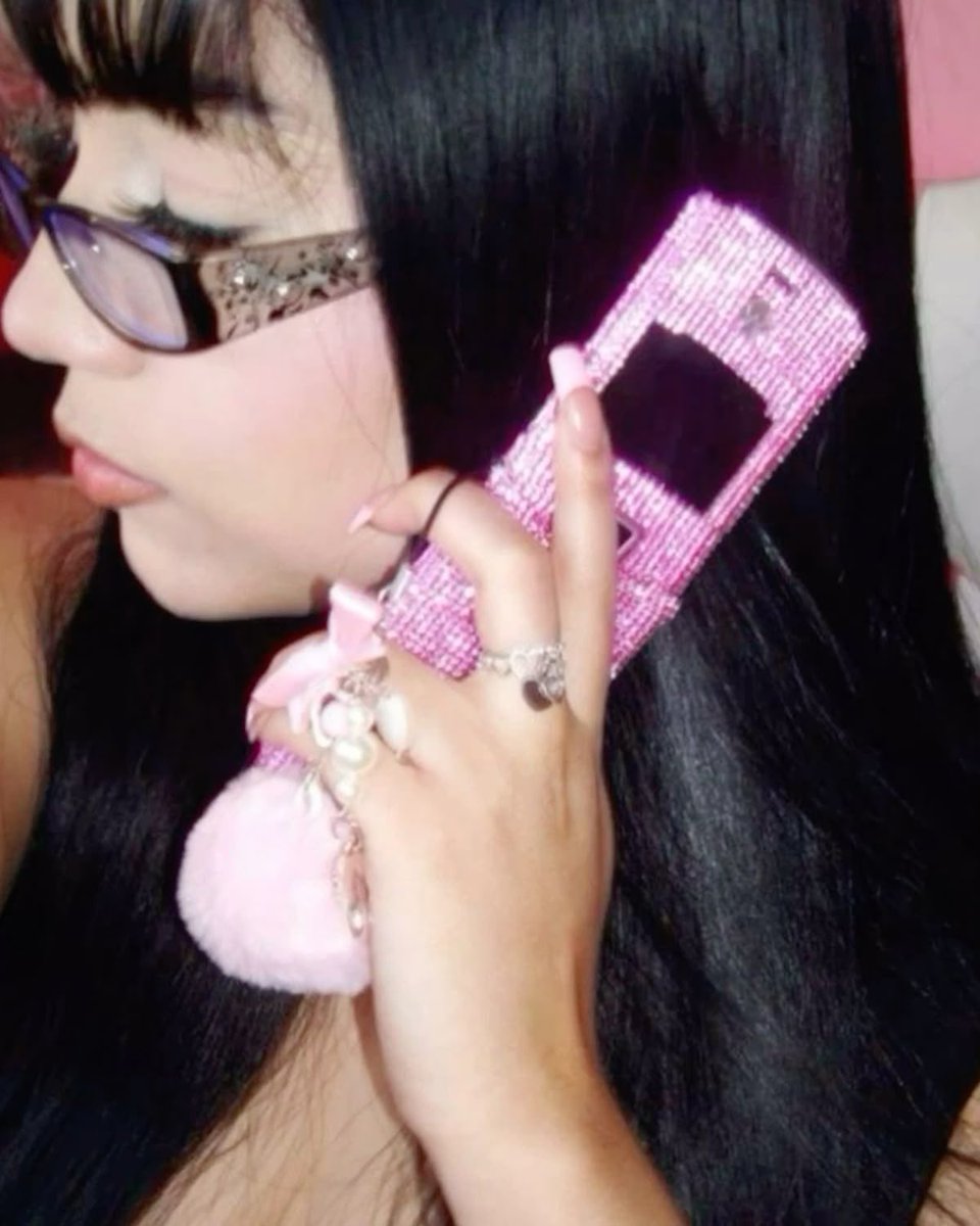 pacuzl's tweet photo. Flip phones are so iconic https://t.co/GHcKUtAdFR
