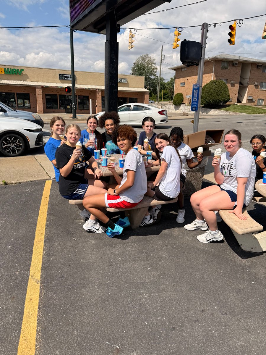 ladygaleshoops's tweet photo. Enjoyed some ice cream today! https://t.co/QYl4Qe1fVB