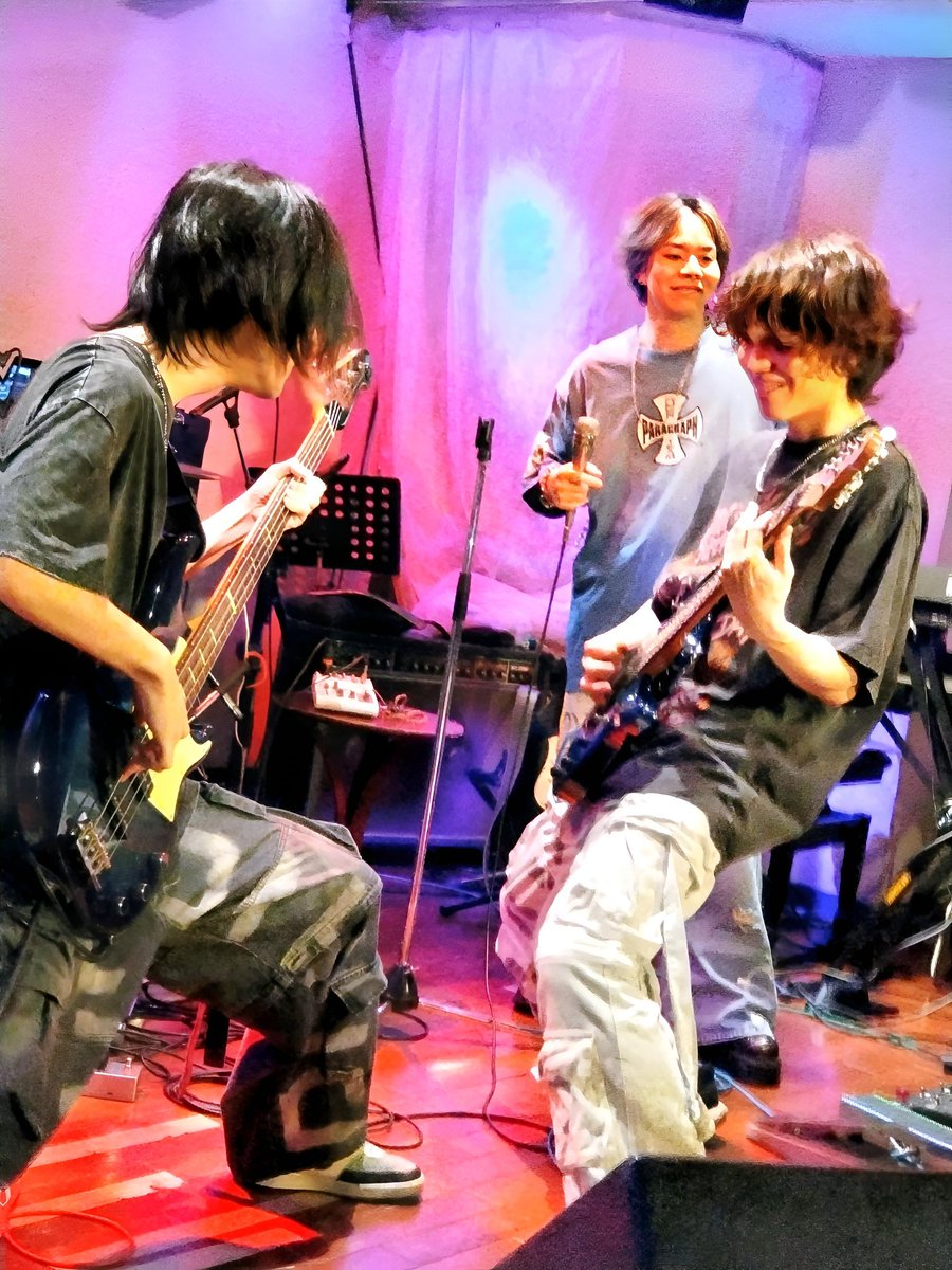 ab_labo_17's tweet photo. 今まで賀川くん🥁と恒輔くん🎸の2人のインストを観てきて最高のバディ🧑🏻‍🤝‍🧑🏻だと思ってたけど…
星汰くんが加入して、ギターとベースがシンメポジションになり、要所要所で対峙するこのシーンもまた、最高のブラザー感でめっちゃ沸く🤩
いい絵でしょ🥰
大好きな瞬間📸
#RebellioN の映えショット✨ https://t.co/d4V9r2fikf