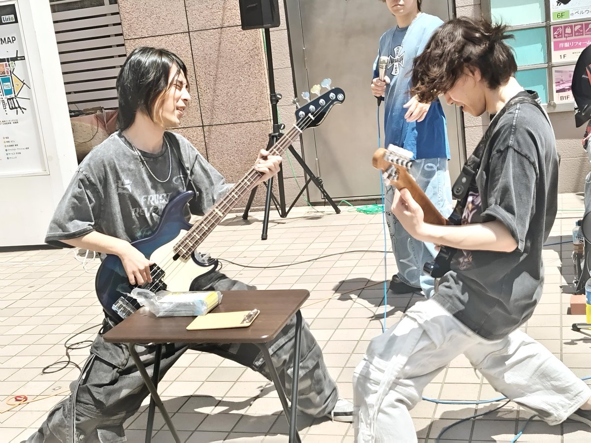 ab_labo_17's tweet photo. 今まで賀川くん🥁と恒輔くん🎸の2人のインストを観てきて最高のバディ🧑🏻‍🤝‍🧑🏻だと思ってたけど…
星汰くんが加入して、ギターとベースがシンメポジションになり、要所要所で対峙するこのシーンもまた、最高のブラザー感でめっちゃ沸く🤩
いい絵でしょ🥰
大好きな瞬間📸
#RebellioN の映えショット✨ https://t.co/d4V9r2fikf