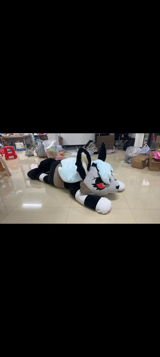 ShadowLion19's tweet photo. @HorseplayToys @yupperzpuppy I got a jumbo size Loona Wolf plush on my bed https://t.co/94IgladhUH