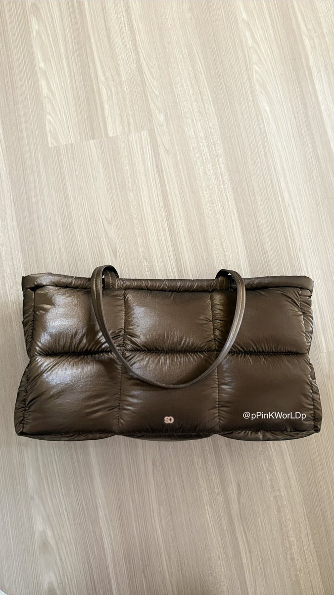 pPinKWorLDp's tweet photo. ส่งต่อ Stand Oil Bubble Bag สภาพดีมากค่ะ ไม่มีตำหนิ 900 บาทรวมส่ง

นัดรับได้ BTS โพธิ์นิมิตร
#ส่งต่อกระเป๋า #ส่งต่อกระเป๋ามือสอง #standoil #standoilthailand #standoilส่งต่อ #standoilพร้อมส่ง #standoilbag #ส่งต่อstandoil #standoilbubble https://t.co/UcxKS18D4l