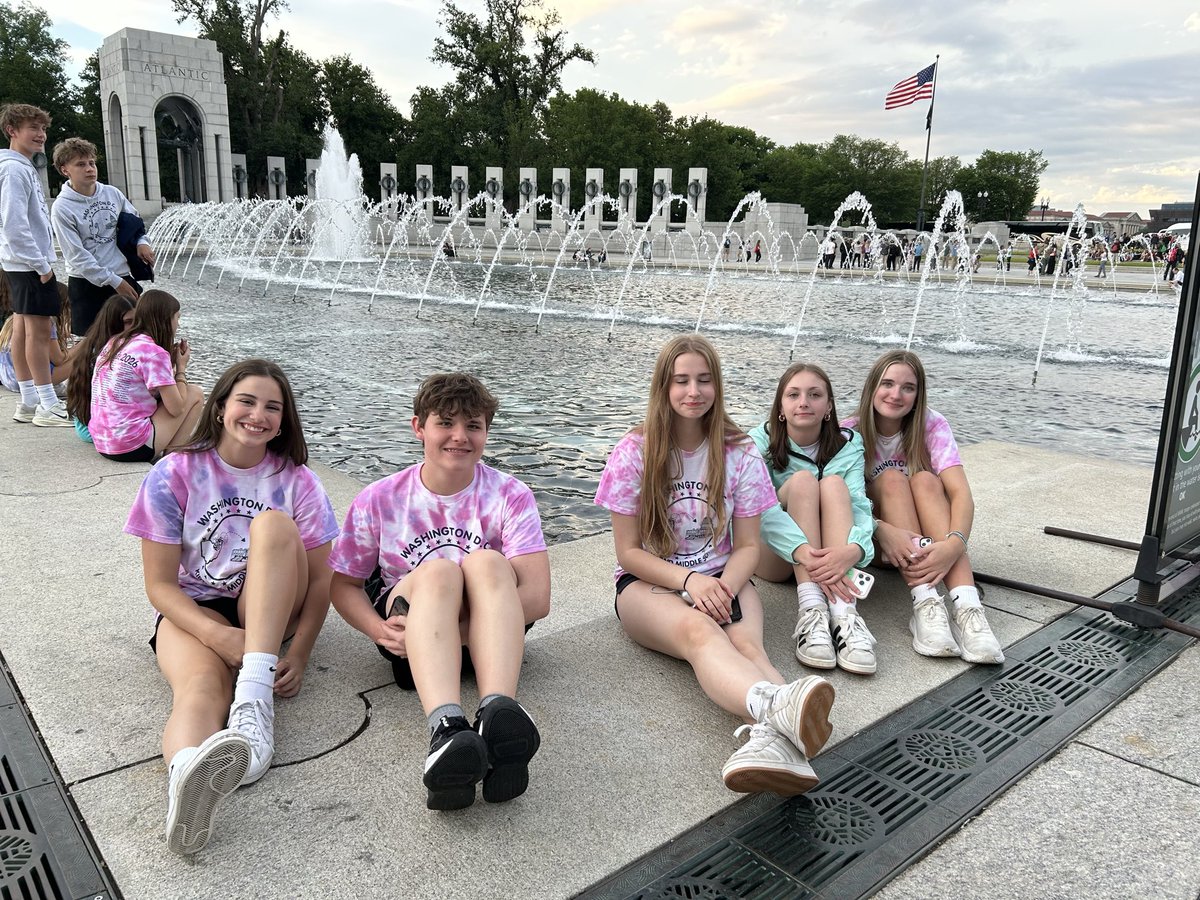 miss_hedger's tweet photo. A few more images from the WWII Memorial! Our kids had a great day! 😊 #hornetpride https://t.co/nBrWnwM1rB