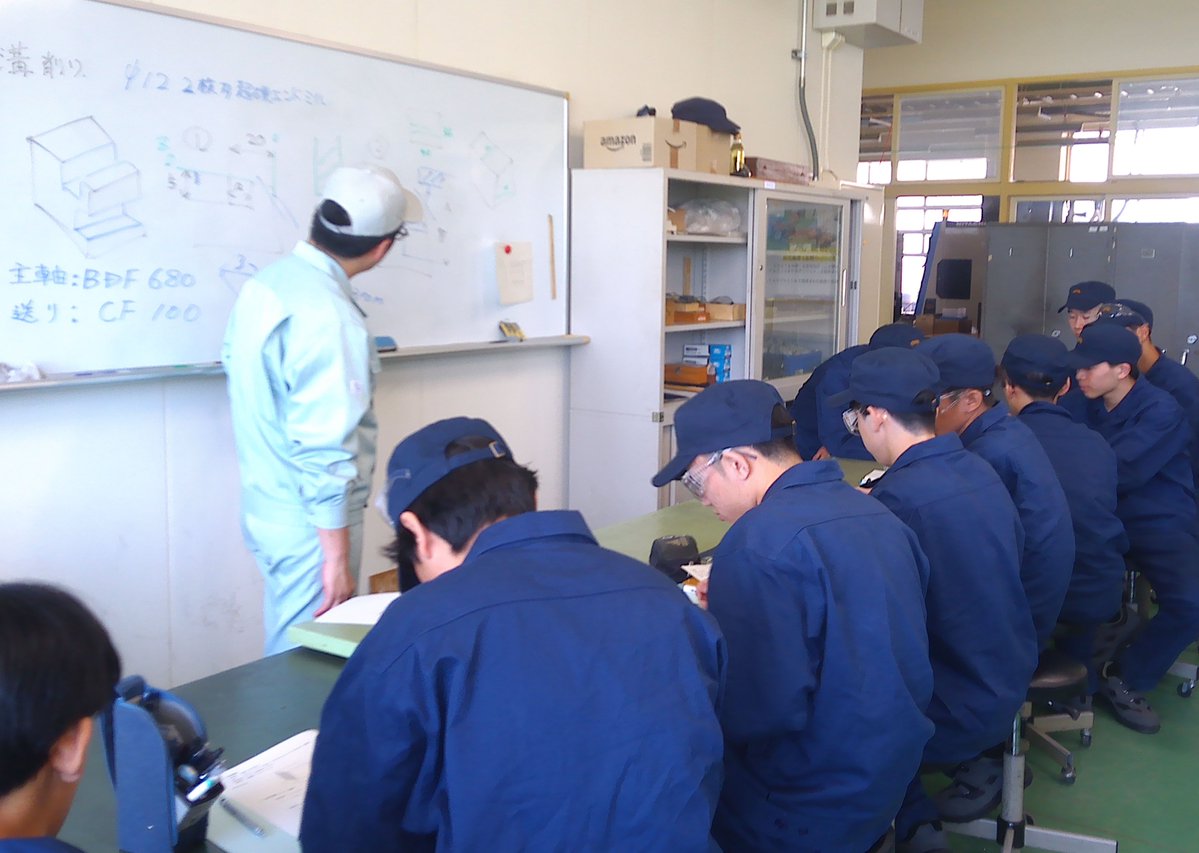 shimada_th's tweet photo. 【 #今週の機械科 】今週は、”実習“という授業でフライス盤を操作する2年生の様子をお届けします。刃物を回転させて金属の表面を削り、溝をつけています。もう少しで作品が完成するようです。どんなものができるか楽しみですね (^ ^)/ 
#島工機械科  #安全第一 #金曜日は金属の日 #工業高校生 https://t.co/0EwjeWOedB
