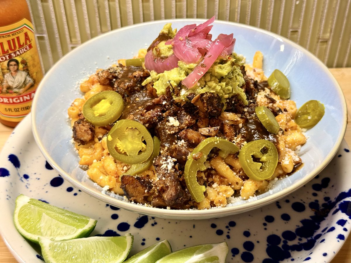 stvincentgrad6's tweet photo. Made myself a bit of a Mexican inspired barbecue bowl with some leftover ribs, mac and cheese, guacamole, salsa and pickled jalapeño and onions. 

Kind of wild there isn’t a chain that sells stuff like this. https://t.co/bhUwImA2zv