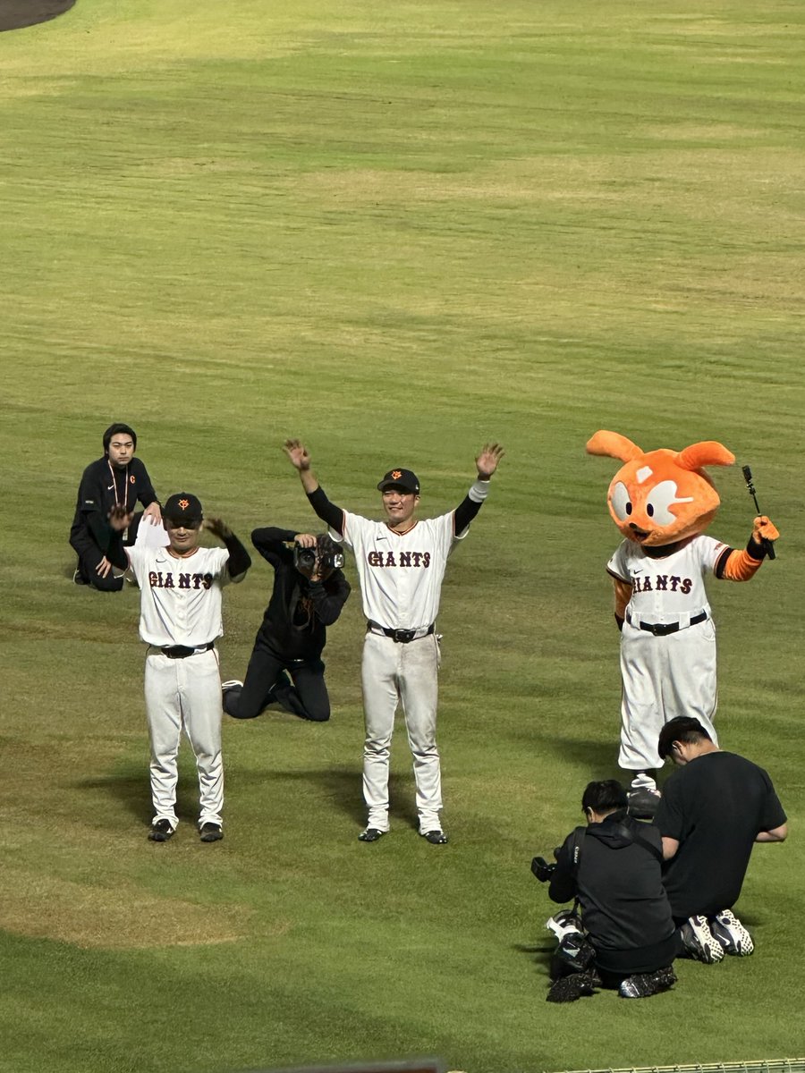 hustleK's tweet photo. さっちゃんと入れ違いで富山出張でした。
そしてタイミング良く福井で試合があったのでもう一つの仕事もこなして来ました。坂本サヨナラ300号HR見れて感動🥺

帰りはさっちゃんのインスタストーリーに寄せた駅弁🍱買ったけど、量多過ぎで今日いっぱい掛けて食べます🤤
#さち味
#さち味ジャイアンツ部隊 https://t.co/CdQD5defBW