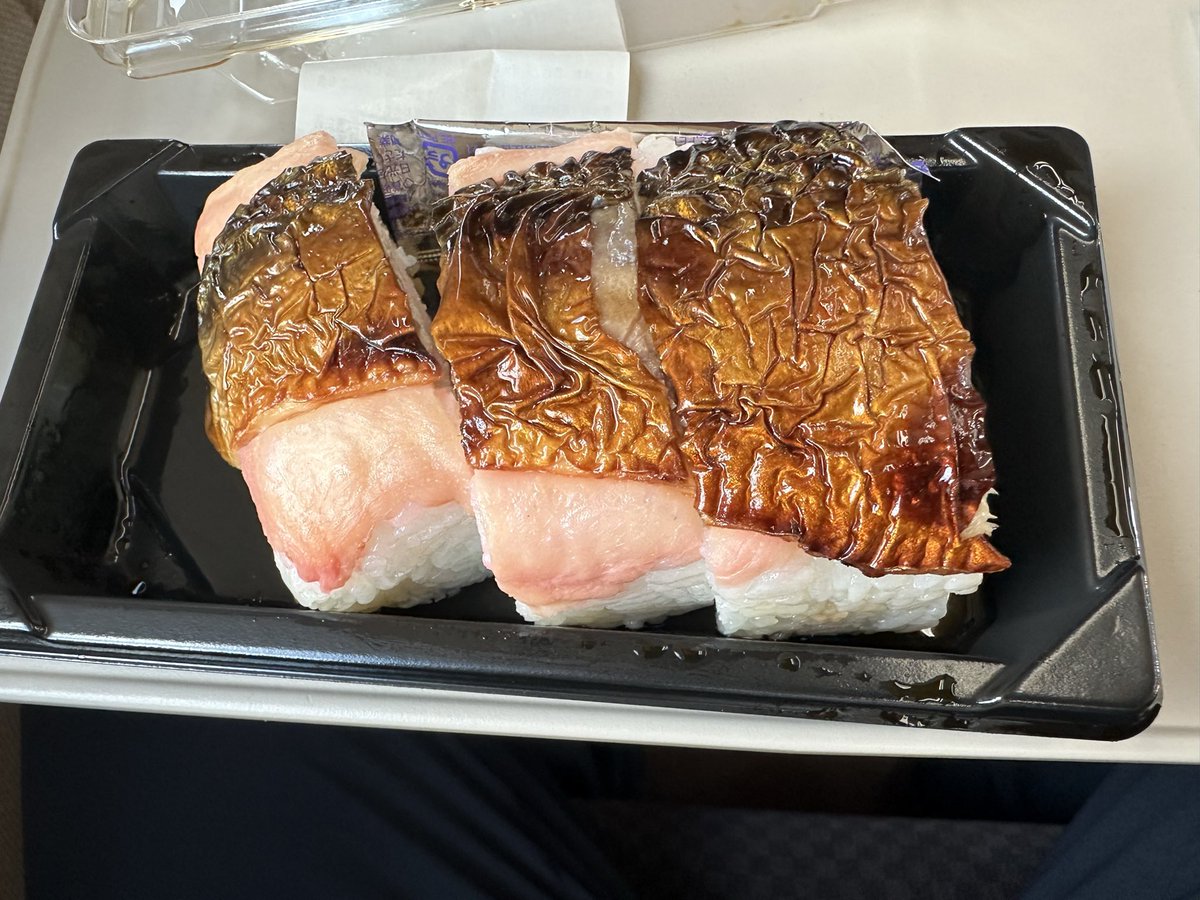 hustleK's tweet photo. さっちゃんと入れ違いで富山出張でした。
そしてタイミング良く福井で試合があったのでもう一つの仕事もこなして来ました。坂本サヨナラ300号HR見れて感動🥺

帰りはさっちゃんのインスタストーリーに寄せた駅弁🍱買ったけど、量多過ぎで今日いっぱい掛けて食べます🤤
#さち味
#さち味ジャイアンツ部隊 https://t.co/CdQD5defBW