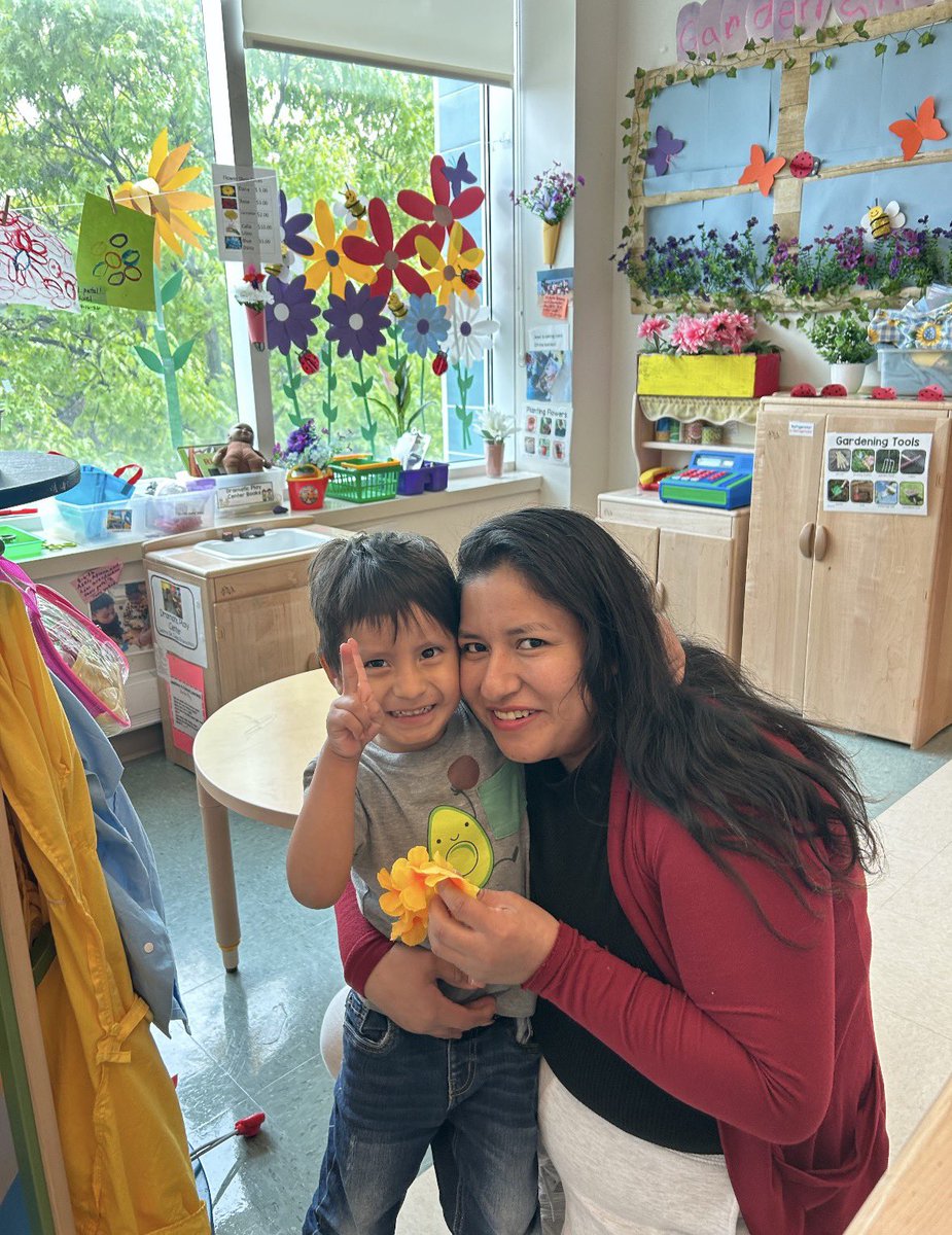 MPkd24's tweet photo. Q369 Students sang “Mary, Mary, Quite Contrary.....”  They put bracelets on their mommy’s wrist, they also did the “mommy freeze dance” and designed big seashells with their moms. https://t.co/cZhfj9bVEB