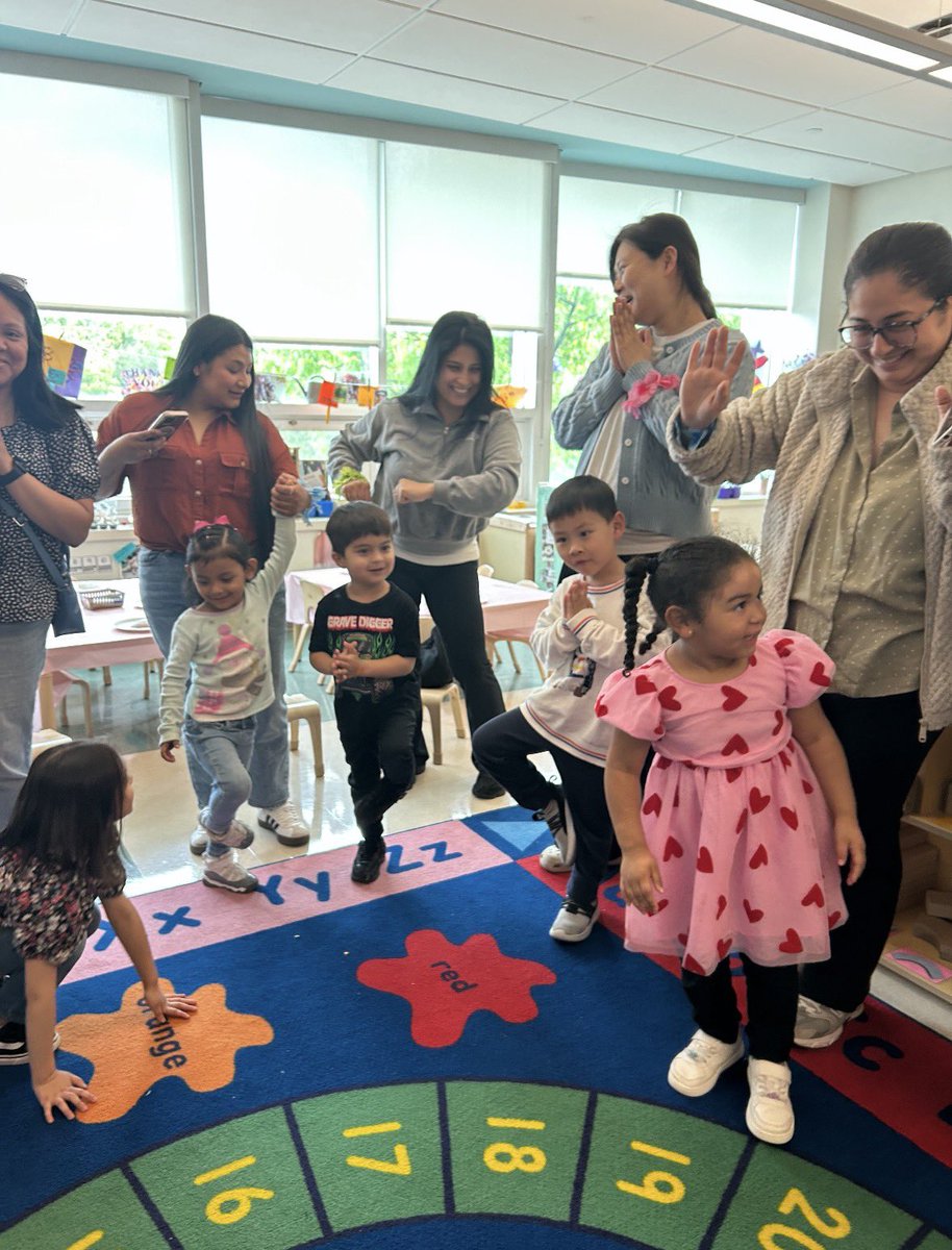 MPkd24's tweet photo. Q369 Students sang “Mary, Mary, Quite Contrary.....”  They put bracelets on their mommy’s wrist, they also did the “mommy freeze dance” and designed big seashells with their moms. https://t.co/cZhfj9bVEB