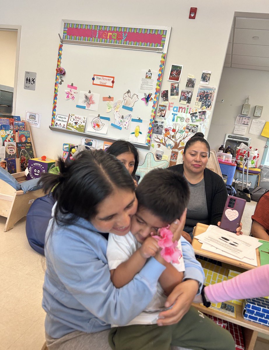 MPkd24's tweet photo. Q369 Students sang “Mary, Mary, Quite Contrary.....”  They put bracelets on their mommy’s wrist, they also did the “mommy freeze dance” and designed big seashells with their moms. https://t.co/cZhfj9bVEB