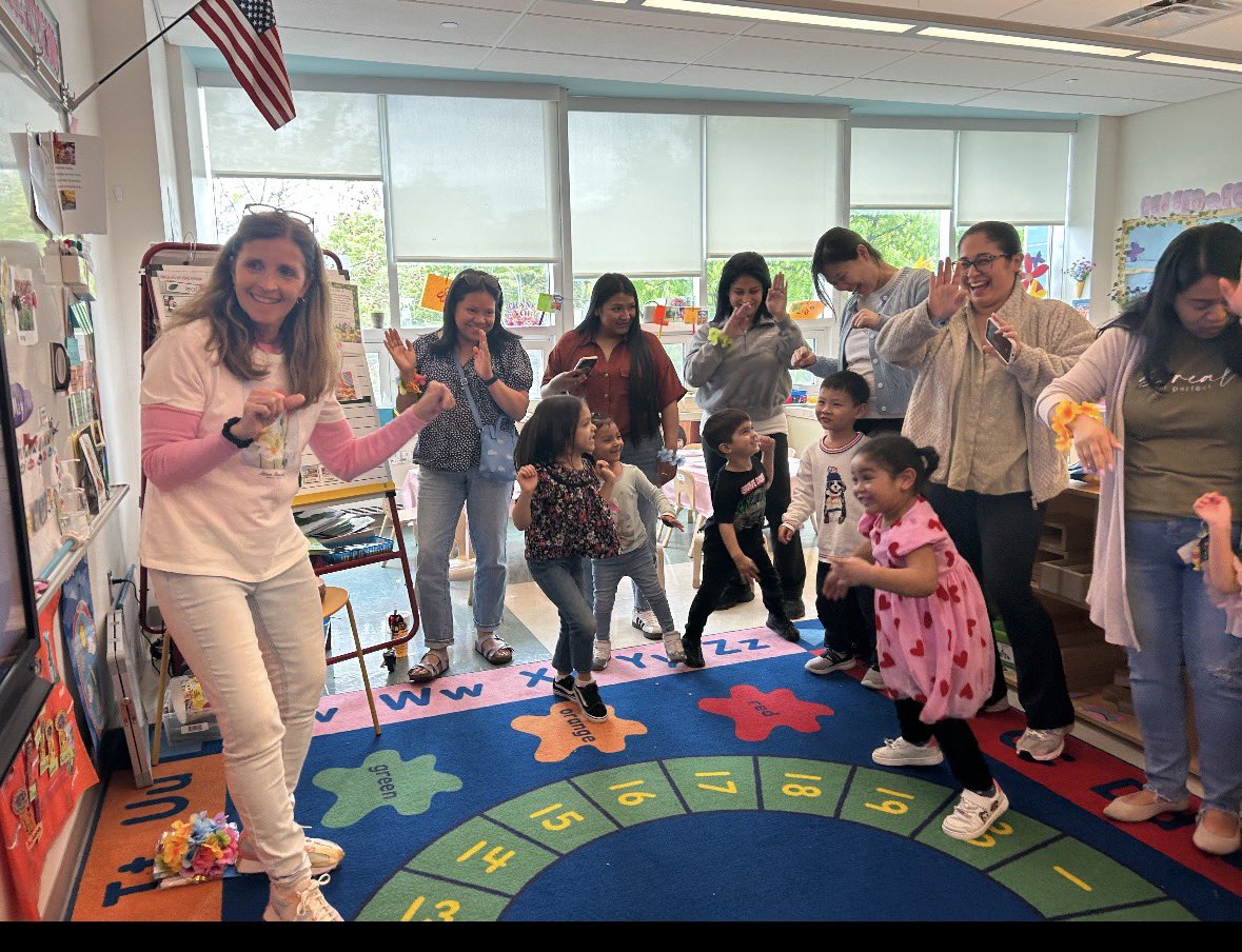 MPkd24's tweet photo. Q369 Students sang “Mary, Mary, Quite Contrary.....”  They put bracelets on their mommy’s wrist, they also did the “mommy freeze dance” and designed big seashells with their moms. https://t.co/cZhfj9bVEB