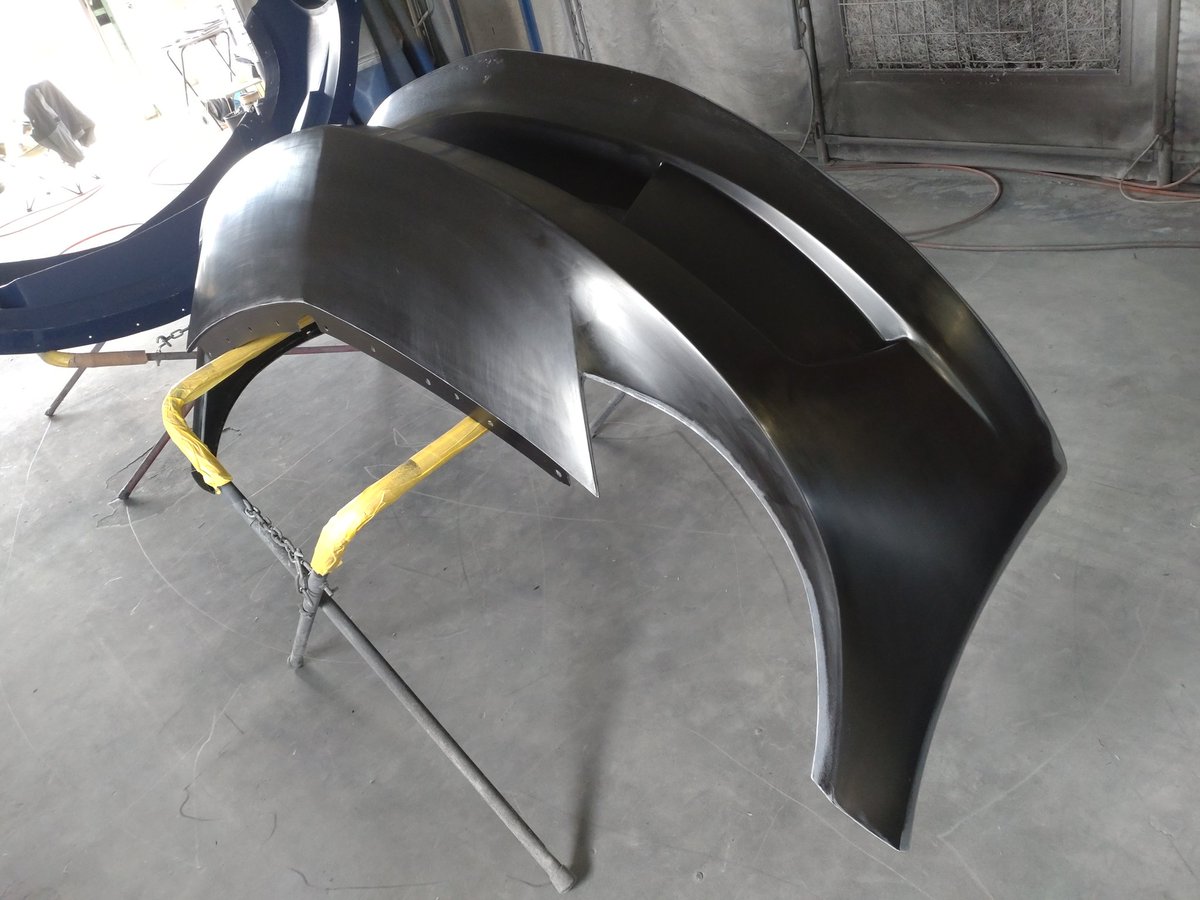 ashiru_ito's tweet photo. バンパーできました。
本当はカーボンで作ってみたかったけど、まだ経験値が足りないので今回はFRPで・・・

純正と同じようにアンダーカバーも留められるようになってます。 https://t.co/u5kRHZhOxw