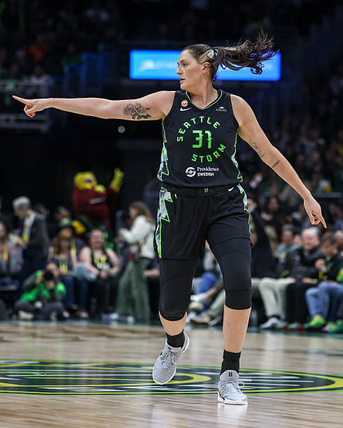 HuskyPros's tweet photo. Stefanie Dolson tonight against the Toronto Tempo:

16 PTS
6-8 FG
2-3 3-FG
2-2 FT
3 REB
2 BLK
22 MIN

The 13-year veteran is still putting up big numbers https://t.co/lo9EcYRf75