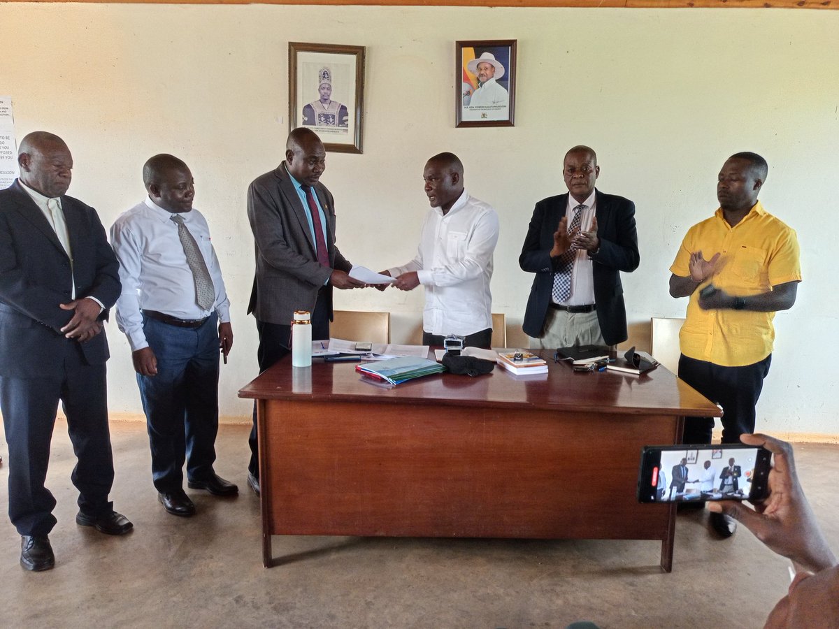 Bugiridistrict's tweet photo. @bugiriDLG  Official hand over of  office by the District  Chairman, District Speaker and others to the Ag. Chief Administrative  Officer, Mr. Olaro Emmanuel. @MoLGUganda https://t.co/SQLt9t8WaO