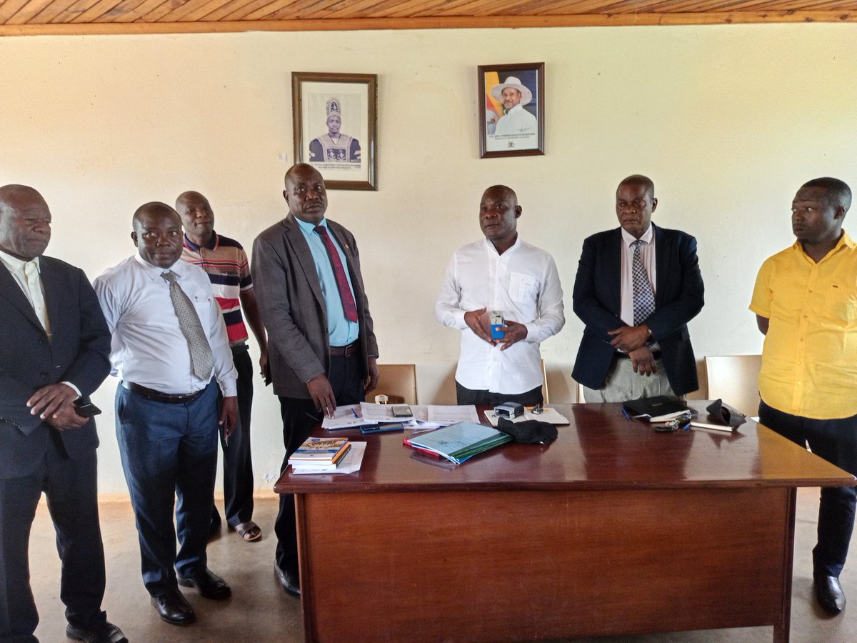 Bugiridistrict's tweet photo. @bugiriDLG  Official hand over of  office by the District  Chairman, District Speaker and others to the Ag. Chief Administrative  Officer, Mr. Olaro Emmanuel. @MoLGUganda https://t.co/SQLt9t8WaO