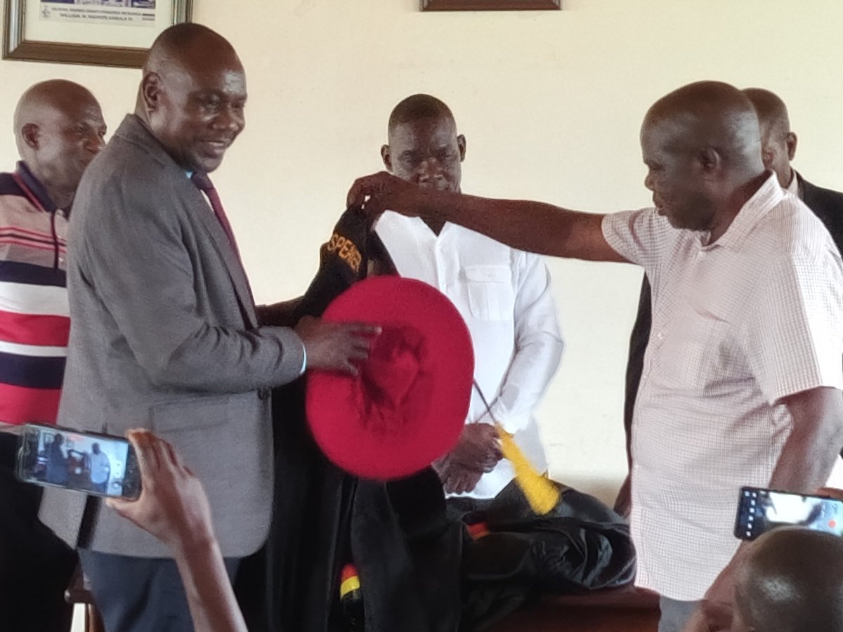 Bugiridistrict's tweet photo. @bugiriDLG  Official hand over of  office by the District  Chairman, District Speaker and others to the Ag. Chief Administrative  Officer, Mr. Olaro Emmanuel. @MoLGUganda https://t.co/SQLt9t8WaO
