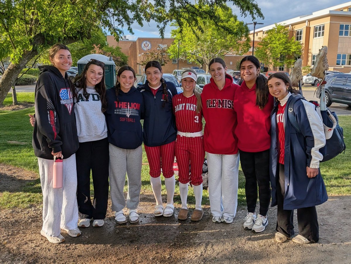 svlionssoftball's tweet photo. It was great seeing our softball alums today.
 Thanks for coming out. https://t.co/qMqUePkzQi