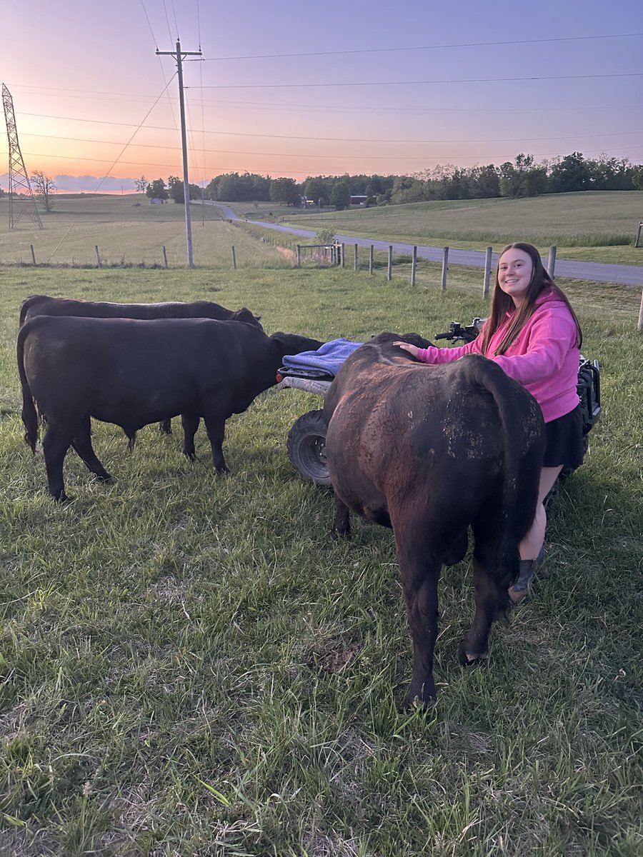 JoeNFinley's tweet photo. Disposition at its best !
Hard to beat the farm life. https://t.co/TLxsDHE91q