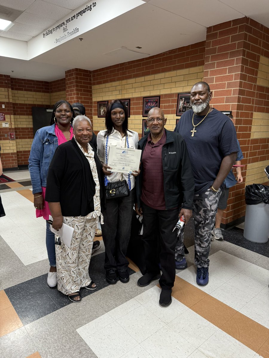 endtimeword's tweet photo. Congratulations to my daughter Mir Mclean on being inducted into the National Honor Society (Social Studies). Whewwwwww my girl
Is not only Athletic but is certainly graduating with Honors!!  
Thank you 🙏🏾 Lord for what you have done ✅‼️‼️
#Blessed #BlessedAndGrateful #ClassOf2026 
#NoBooksNoBall