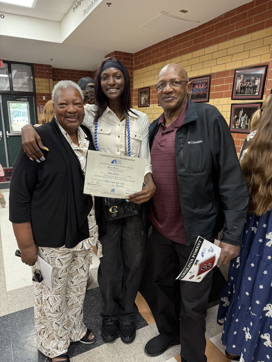 endtimeword's tweet photo. Congratulations to my daughter Mir Mclean on being inducted into the National Honor Society (Social Studies). Whewwwwww my girl
Is not only Athletic but is certainly graduating with Honors!!  
Thank you 🙏🏾 Lord for what you have done ✅‼️‼️
#Blessed #BlessedAndGrateful #ClassOf2026 
#NoBooksNoBall