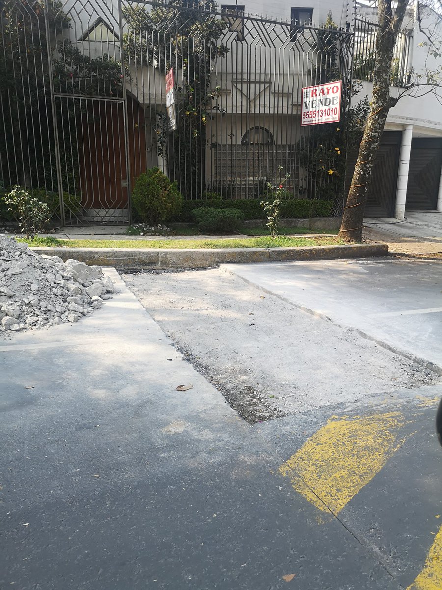 nenabremer's tweet photo. En Fuentes del Pedregal había 20 topes, los quitaron a la mitad, 1 mes después los hicieron de cemento 20 cm + altos, ahora los volvieron a quitar. Porqué gastan dinero a lo estúpido?? @lopezdoriga @CarlosLoret @ChumelTorres @LuisCardenasMx @CiroGomezL @TlalpanAl @TlalpanVecinos https://t.co/xYf57vPJIz