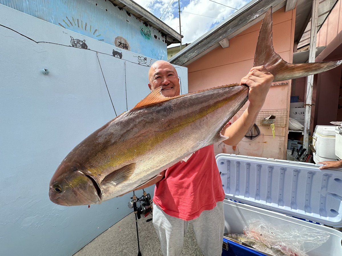 papa_otsuru's tweet photo. 八丈島パパズインの釣り。
スケさん、宇宙太くん達のカンパチ。最大で16キロぐらいだが、数も十分で楽しかったようです。
船は清洋丸。 https://t.co/YUhld1mqPc