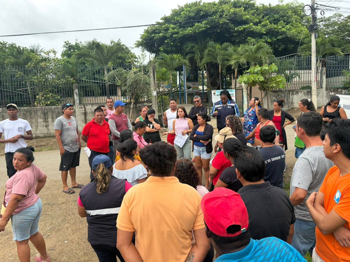AquilESPueblo1's tweet photo. Cumpliendo con lo acordado en el Concejo, hoy desplegamos a nuestro equipo en Ciudad de Dios. Iniciamos la entrega de notificaciones para que los vecinos comiencen su proceso de regularización.

​La visión del alcalde @aquilesalvarez es una sola: respuestas ágiles y eficientes. Trabajando en equipo con la alcaldesa (s) @taticoronelf , reafirmamos que el bienestar de nuestra gente es la prioridad.

https://t.co/gozK5pyzRW

#AquilESPueblo
#AsiSeHaceGuayaquil
#CiudadDeTodos