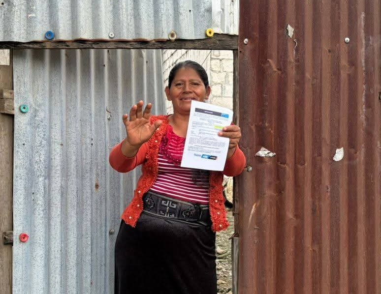 AquilESPueblo1's tweet photo. Cumpliendo con lo acordado en el Concejo, hoy desplegamos a nuestro equipo en Ciudad de Dios. Iniciamos la entrega de notificaciones para que los vecinos comiencen su proceso de regularización.

​La visión del alcalde @aquilesalvarez es una sola: respuestas ágiles y eficientes. Trabajando en equipo con la alcaldesa (s) @taticoronelf , reafirmamos que el bienestar de nuestra gente es la prioridad.

https://t.co/gozK5pyzRW

#AquilESPueblo
#AsiSeHaceGuayaquil
#CiudadDeTodos